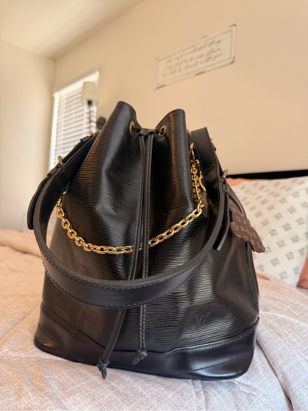 Louis Vuitton Black Leather Drawstring Shoulder Bag with Gold Chain